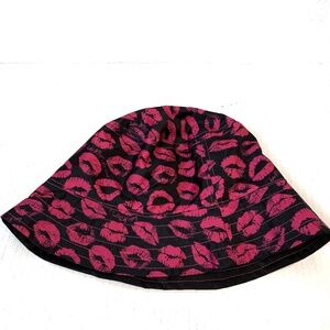 Betsey Johnson Lipstick Kisses Reversible Bucket Hat Black Pink Beach Vacation